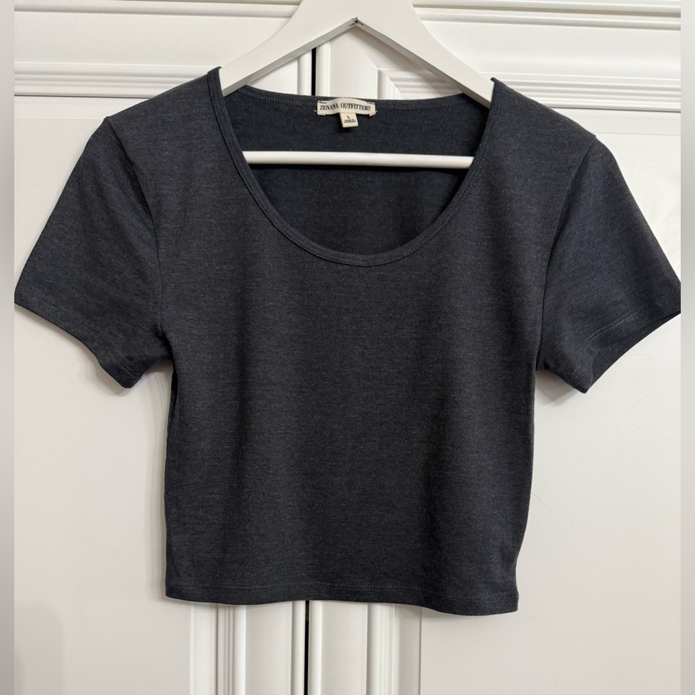 Zenana Outfitters Women’s Size Large Dark Grey Scoop Neck Cropped T-Shirt